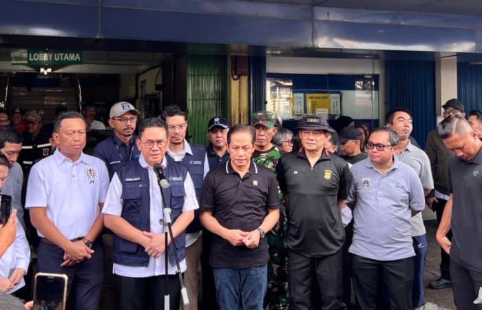 Kapolda Metro Jaya Bersama Menteri Kabinet Merah Putih Bersihkan Pasar Kramat Jati