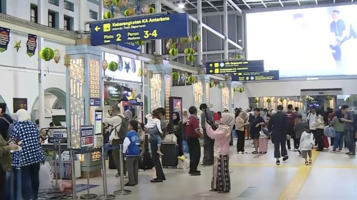 H-1 Lebaran: 8.802 Penumpang Berangkat dari Stasiun Pasar Senen