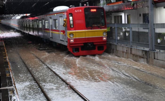 Rel Tergenang, Perjalanan KRL Tanjung Priok Dihentikan Sementara
